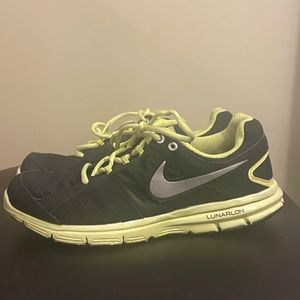 Nike running shoes big kids size 6 Women’s 8
